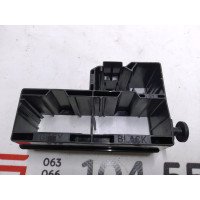 9 Кронштейн крепления проводки второго ряда сидений правый Tesla model X 1061154-00-B